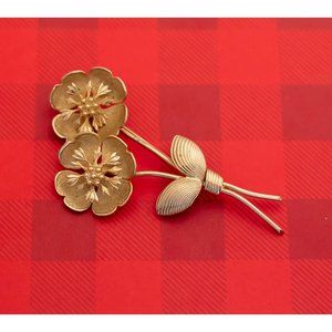 Vintage Art Nouveau Floral Gold Tone Brooch by Giovanni - O9